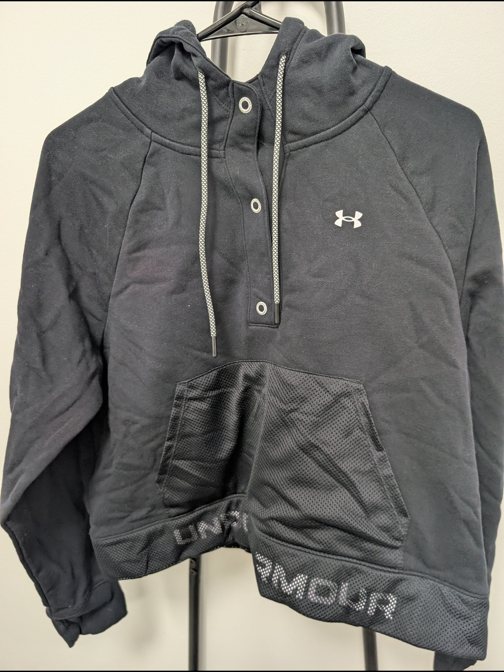 Woman's Under Armour Croped Pullover Hoodie